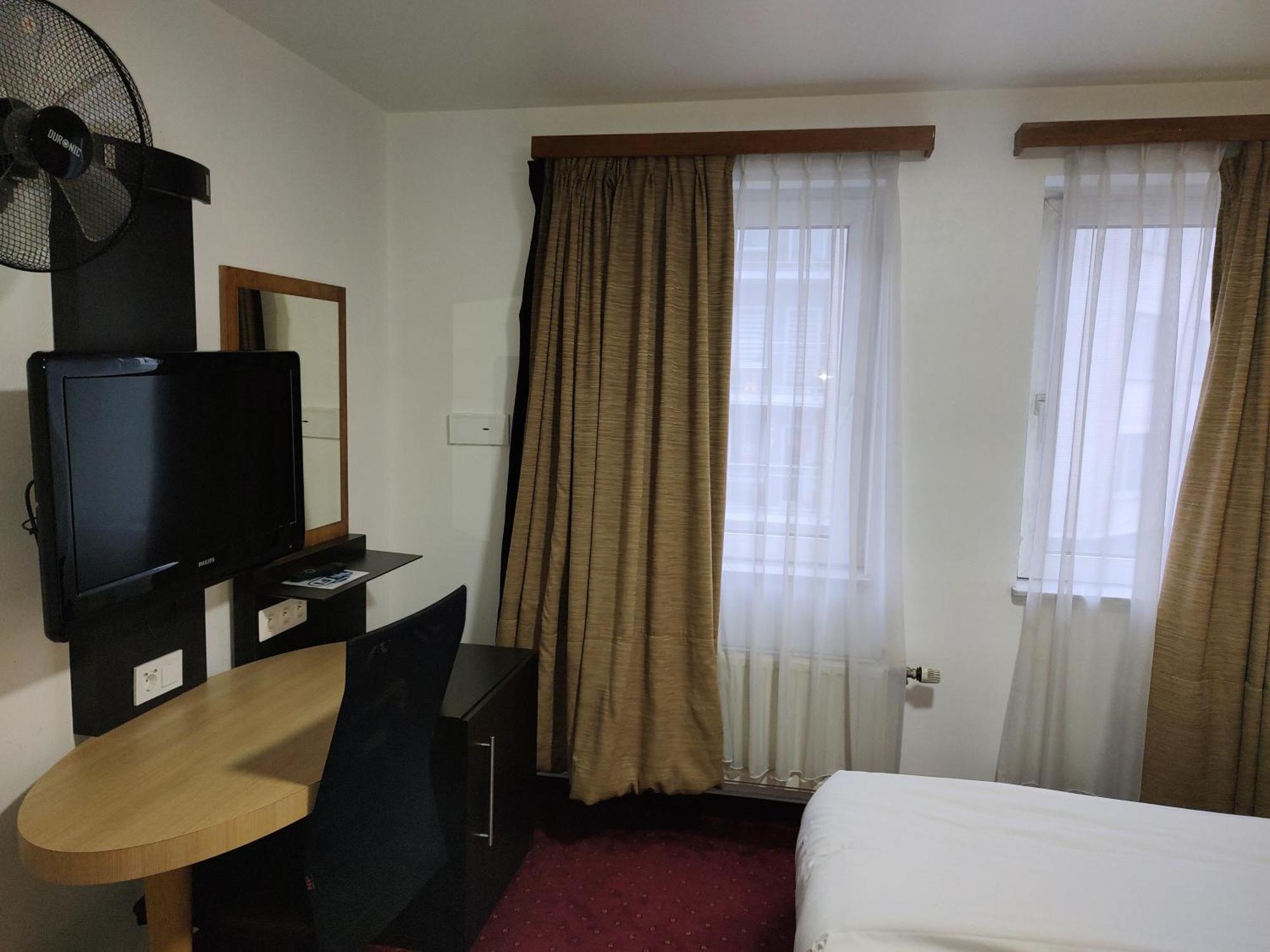 Hotel Evergreen Woluwe-Saint-Lambert ภายนอก รูปภาพ